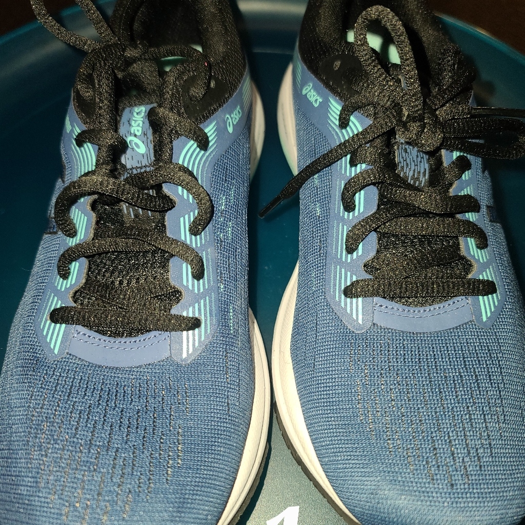 134 Oasics Sneakers